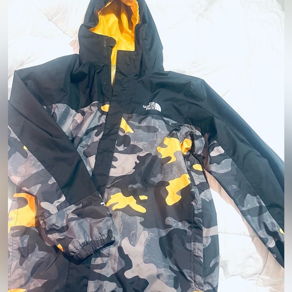Boys XL  jacket , women’s S/M .(that’s my true to size and it fits )